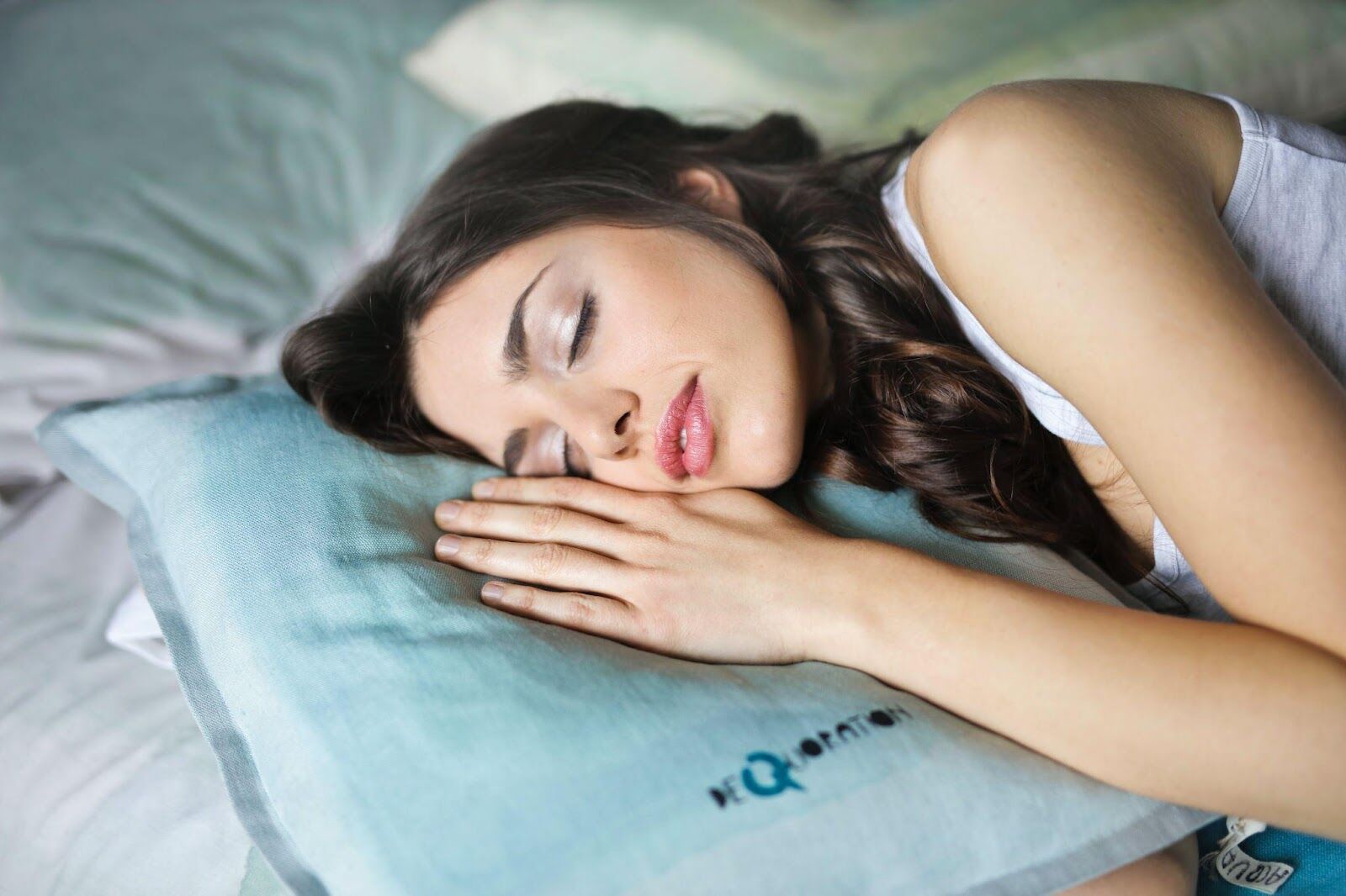 Woman sleeps so that she can improve her metabolic health